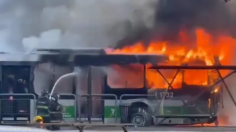 ساو باولو.. تحطم طائرة يصرع شخصين ويشعل النيران بحافلة