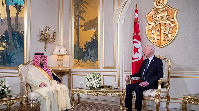 الرئيس التونسي يستضيف الأمير عبدالعزيز بن سعود