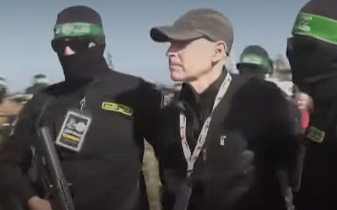 من ميناء غزة.. “حماس” تسلّم الأسير الصهيوني الأمريكي الثالث للصليب الأحمر