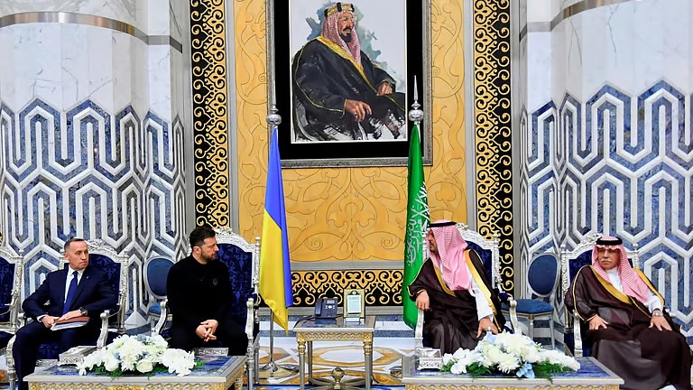 الرئيس الأوكراني يصل جدة.. والأمير سعود بن مشعل في استقباله