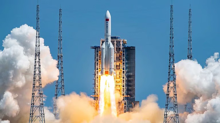 الصين تُطلق قمرَيْن اصطناعيَّيْن جديدَيْن