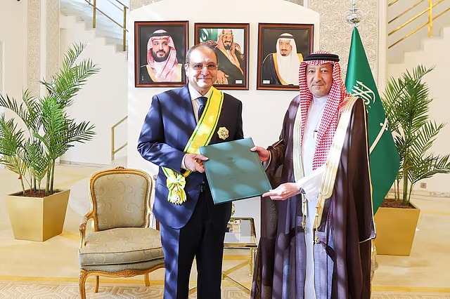 إنفاذاً لأمر خادم الحرمين.. “الخريجي” يقلّد السفيرين الفلسطيني والمصري وشاح الملك عبدالعزيز من الطبقة الثانية