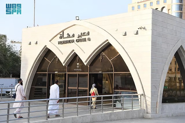 “معابر المشاة”.. ممرات آمنة لتيسير وصولهم إلى المسجد النبوي