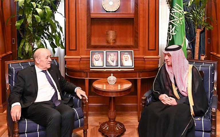 “الجبير” ومبعوث الرئيس الفرنسي للبنان يناقشان التطورات الإقليمية والموضوعات ذات الاهتمام المشترك