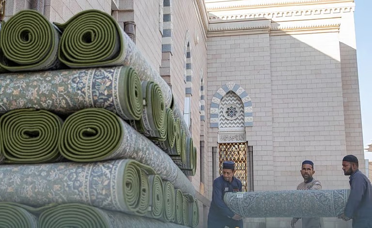 “شؤون الحرمين”: نأمل اصطحاب سجادتك الخاصة عند وصولك إلى المسجد النبوي