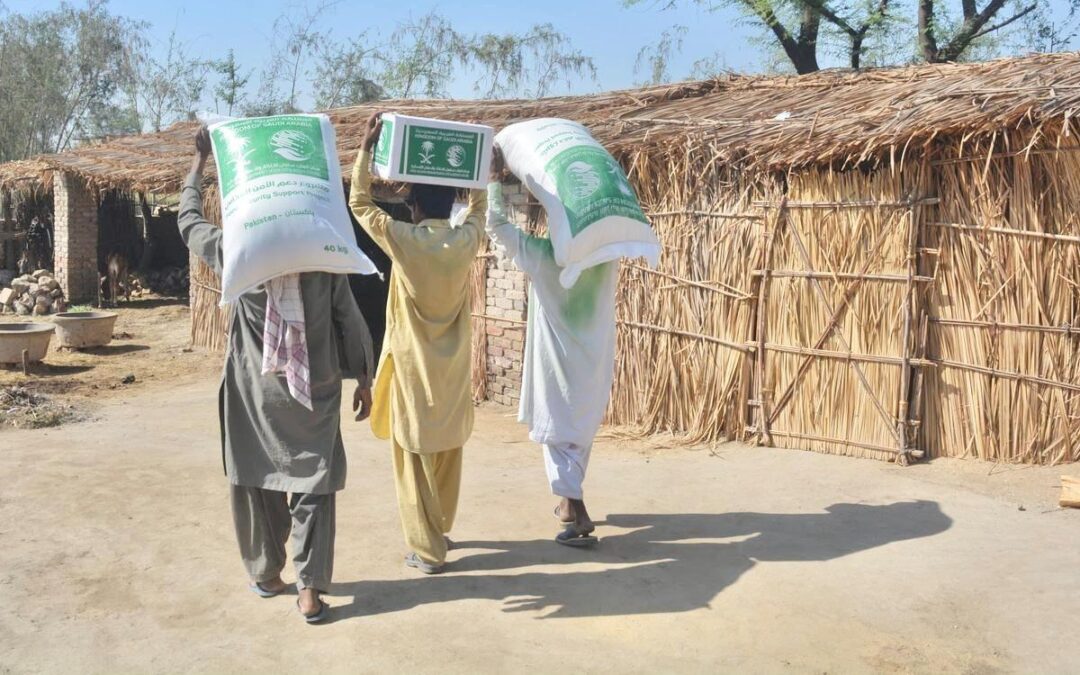 «سلمان للإغاثة».. يوزّع 2500 سلة غذائية في عدة أقاليم بباكستان