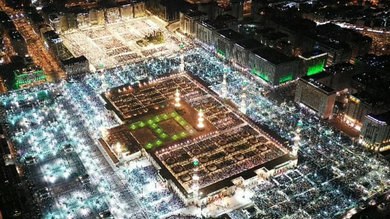اكتمال الاستعدادات لاستقبال المصلين في ليلة ختم القرآن الكريم بالمسجد النبوي