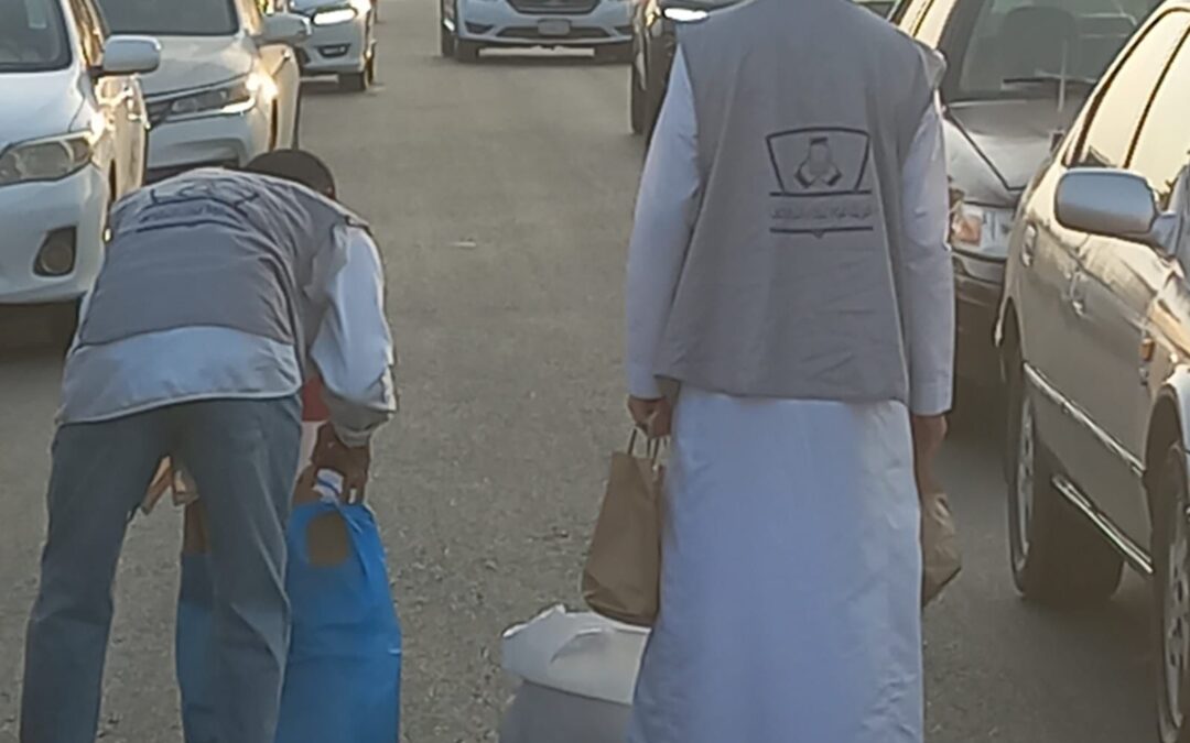 فريق قوة عطاء يوزع أكثر من 1300 وجبة إفطار صائم طوال شهر رمضان المبارك