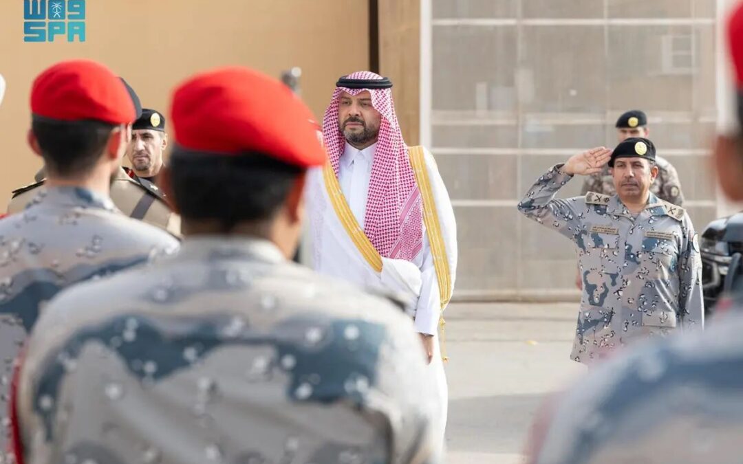 أمير الحدود الشمالية يعايد ضباط وأفراد حرس الحدود بالمنطقة