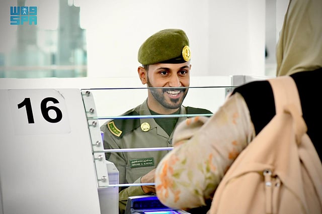 جوازات مطار الأمير محمد بن عبدالعزيز تستقبل رحلات ضيوف الرحمن القادمين للعمرة في رمضان