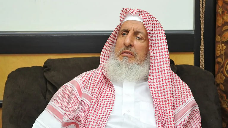 سماحة المفتي: تصوير وبثّ الصلوات على الهواء مباشرة مسألة خطيرة قد تنافي الإخلاص الذي يعد شرطاً أساسياً لقبول العمل