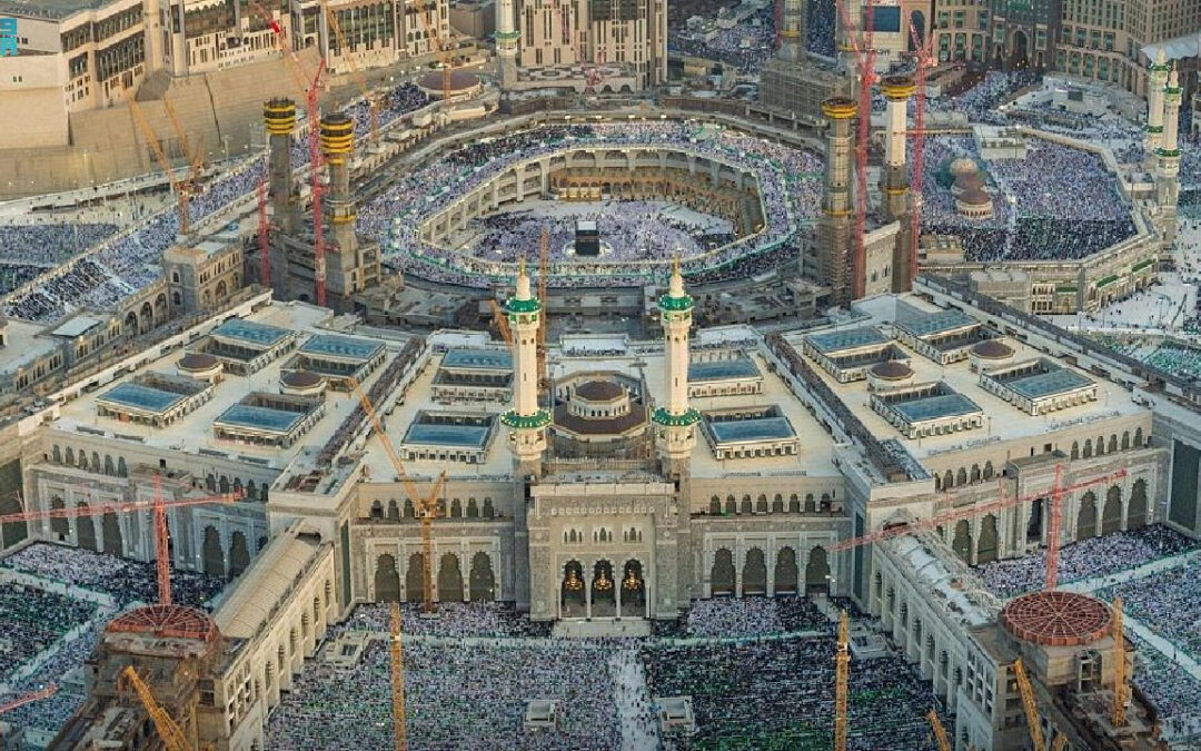 مشاهدُ روحانيّة.. المسجد الحرام يمتلئ بالمصلين في فجر 25 رمضان