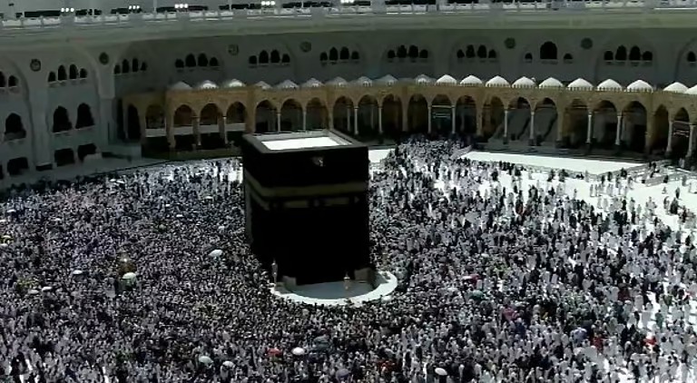 شاهد: المعتمرون يطوفون حول الكعبة في منتصف رمضان