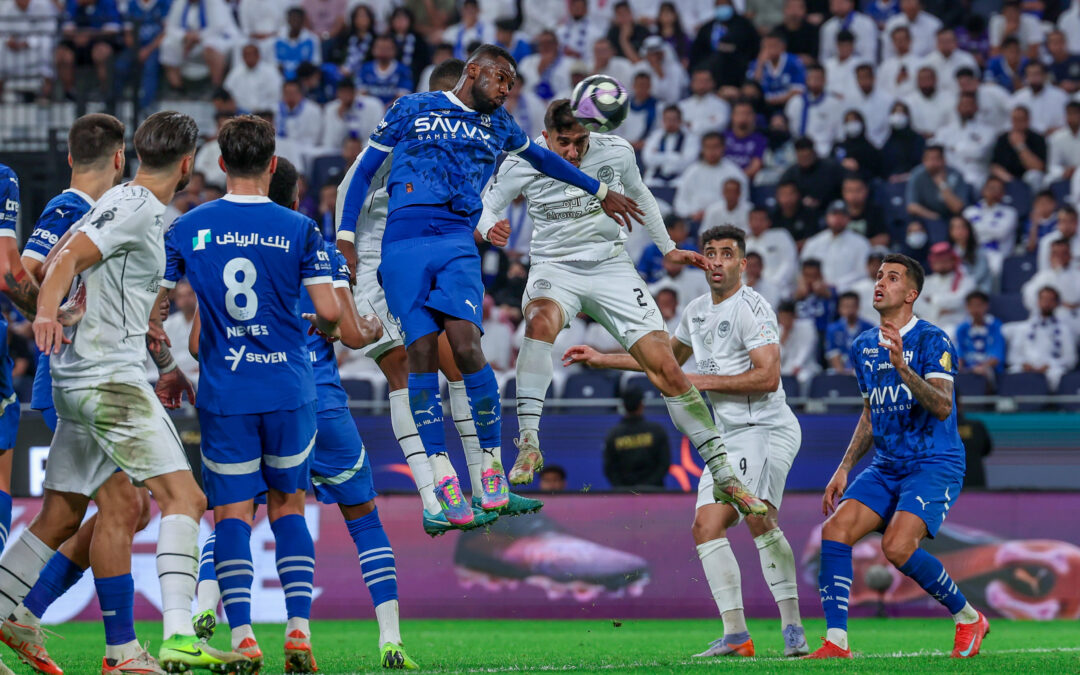 الهلال والشباب يتعادلان إيجابيًا بهدفين لكل فريق