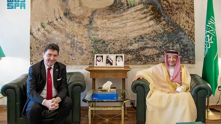 “الخريجي” يستضيف نائب رئيس لجنة الشؤون الخارجية والدفاع بمجلس الشيوخ الفرنسي