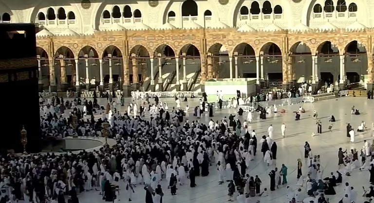 شاهد.. زوّار البيت الحرام يؤدون مناسكهم وسط منظومة خدمات متكاملة