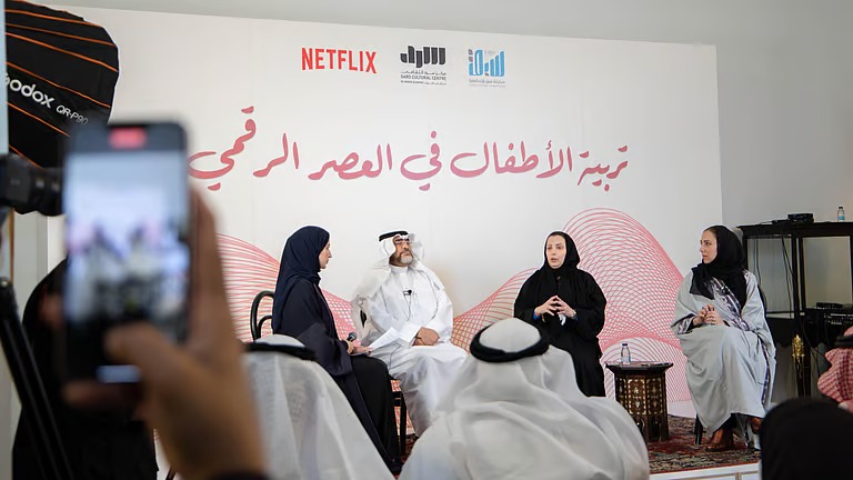 التربية الرقمية تبدأ من السؤال: من يجلس مع الطفل؟