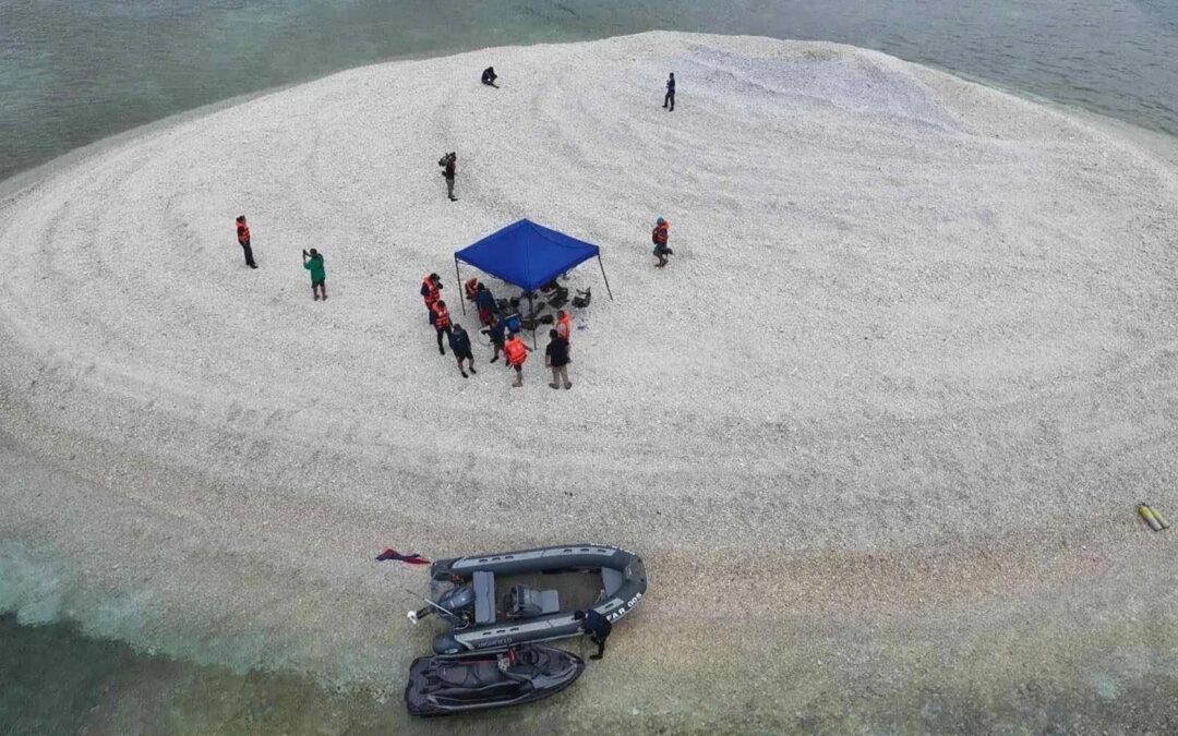 خفر السواحل الصينيون نزلوا على جزيرة صغيرة موضع خلاف مع الفيليبين