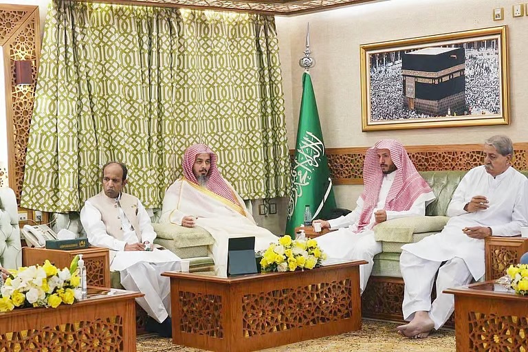 “إمام الحرم” يستضيف رئيس البرلمان الباكستاني ويؤكد: الاعتدال والتعايش أساس الأمن والاستقرار
