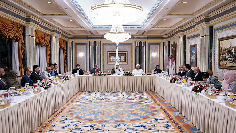 القيادات الإسلامية البريطانية تلتقي أمين رابطة العالم الإسلامي بالمدينة المنورة