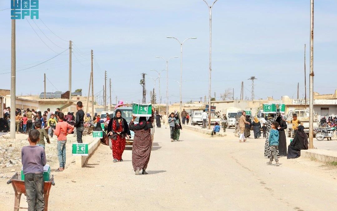 السعودية توزّع 220 قطعة ملابس في العاصمة دمشق السورية