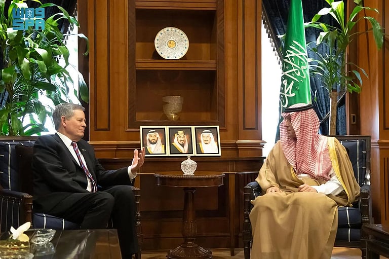 الجبير يستضيف عضو لجنة العلاقات الخارجية بمجلس الشيوخ الأمريكي