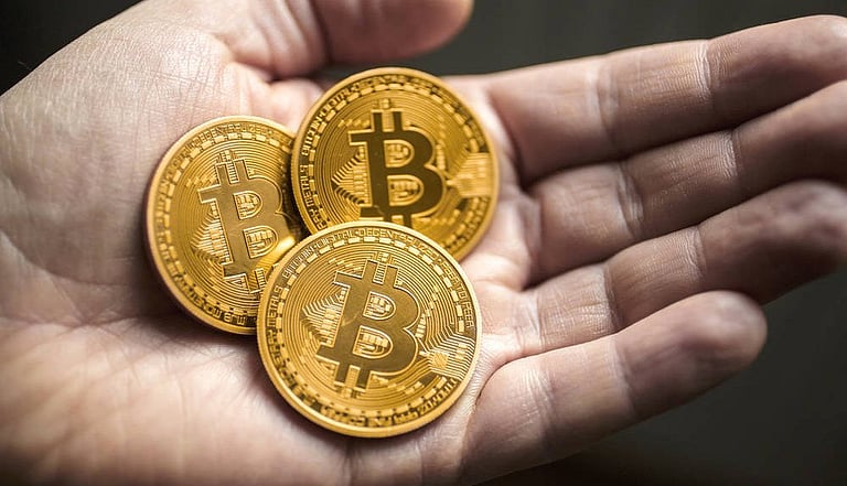 قرب الـ 87 ألف دولار.. “البيتكوين” يصعد مع تراجع الدولار