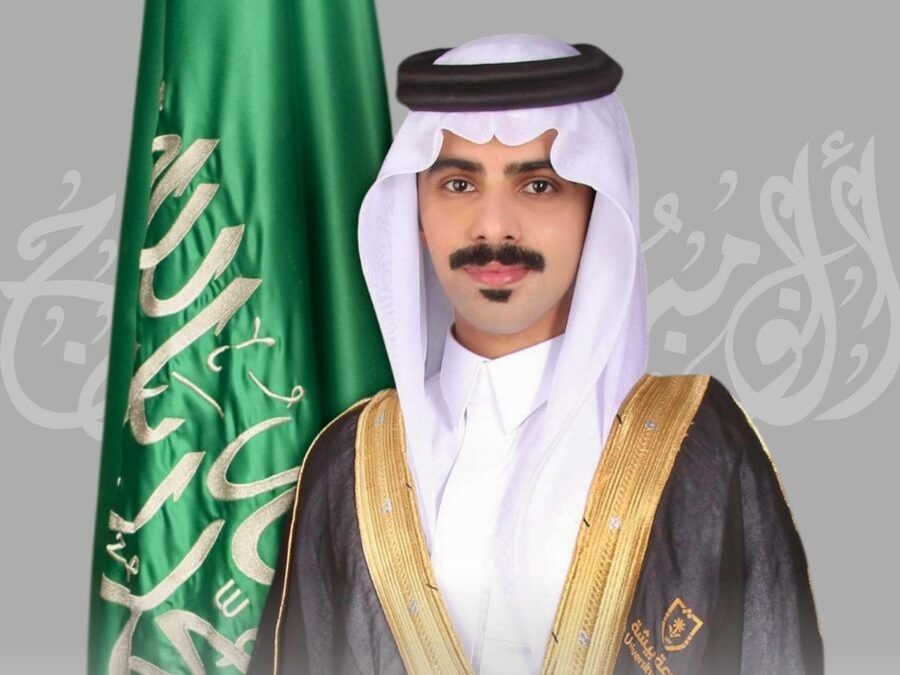 “أنس الشهراني” يحصل على البكالوريوس في نظم المعلومات بجامعة بيشة