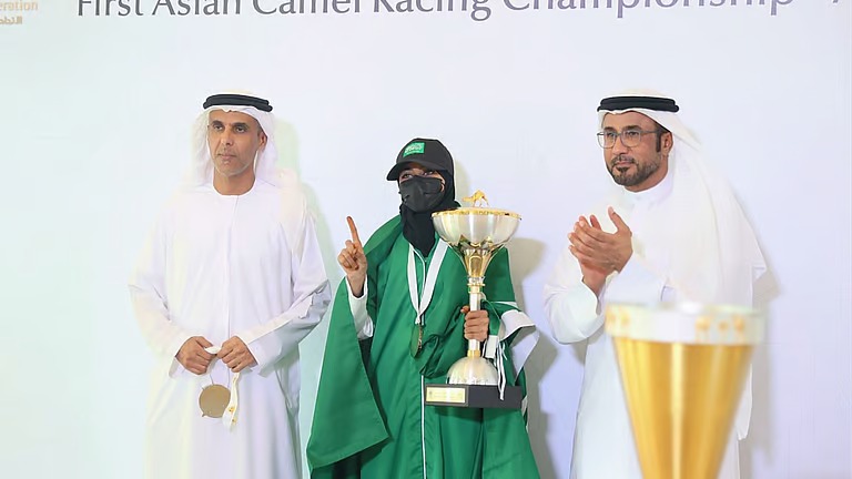 السعودية “خلود الشمري” تفوز بكأس البطولة الآسيوية للهجن
