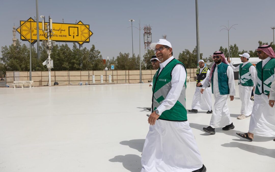 رئيس “هيئة الطرق” يتفقد الطرق المطاطية وتبريد الطرق