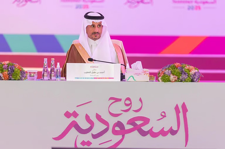 وزير السياحة يقود ورشة عمل لإطلاق برنامج صيف السعودية 2025