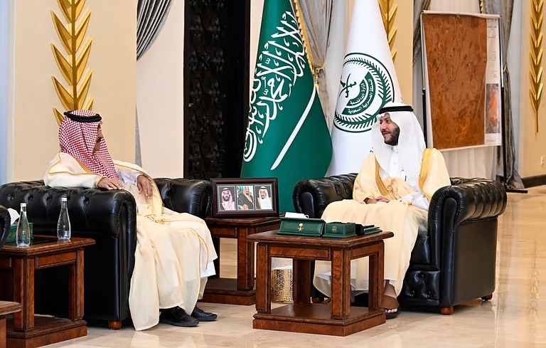 “محافظ الطائف” يطّلع على خدمات “سدايا” التقنية لخدمة الحجاج بمطار المحافظة