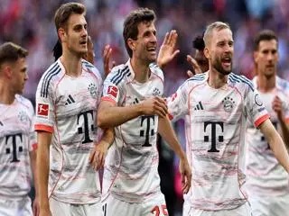 “بايرن ميونخ” يحتفل بدرع الدوري الألماني بثنائية في شباك مونشنجلادباخ