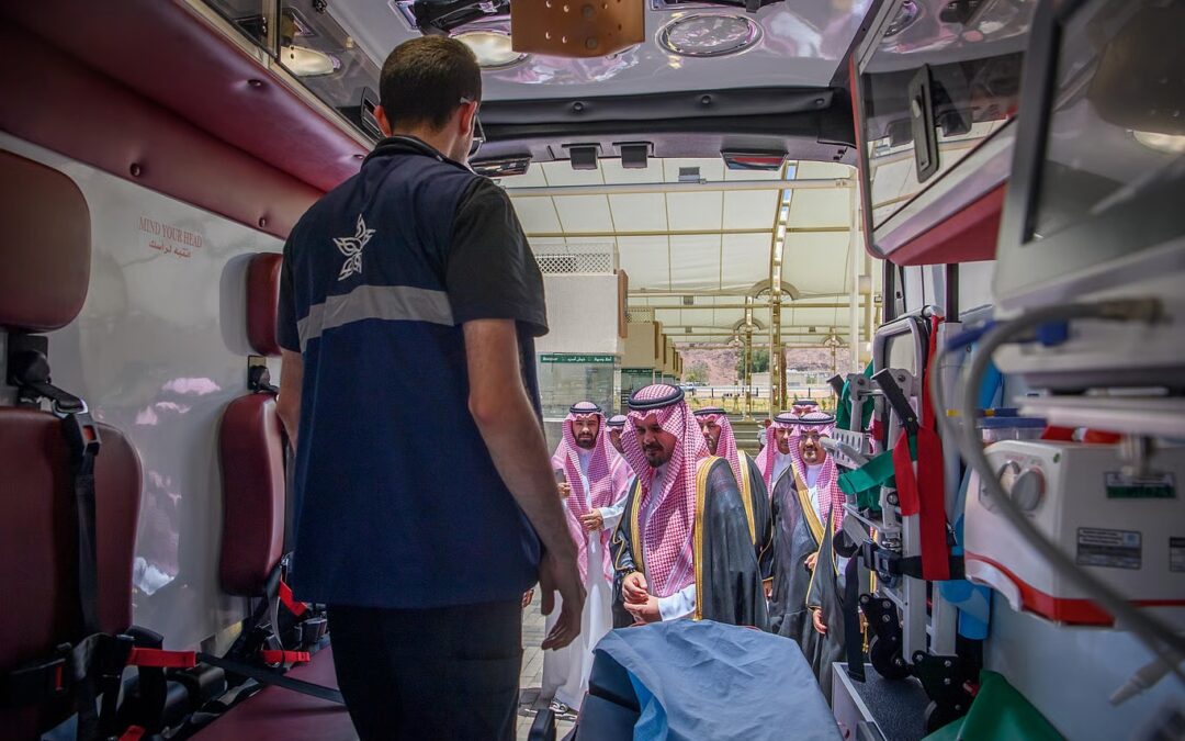 أمير المدينة يتفقد مركز استقبال الحجاج على طريق الهجرة ويطلع على سير العمل