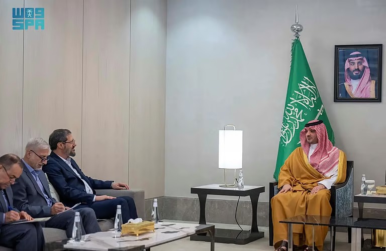 وزير الداخلية يستضيف رئيس منظمة الحج والزيارة بالجمهورية الإسلامية الإيرانية