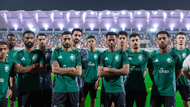 استعداداً لمواجهة البحرين.. الأخضر يدشن تدريباته في معسكر الدمام