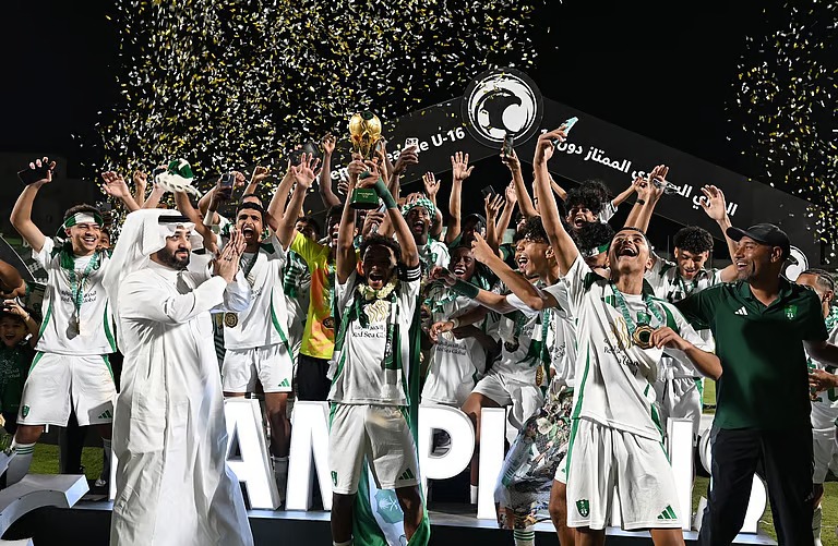 بعد رباعية في شباك الفيصلي.. الأهلي يتوَّج ببطولة الدوري السعودي تحت 16 عامًا