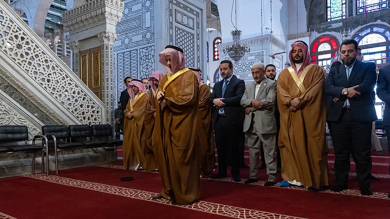 بالفيديو.. وزير الخارجية يُصلِّي في الجامع الأموي الكبير بدمشق