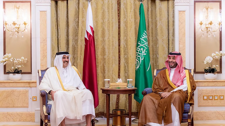 ولي العهد يلتقي أمير قطر ويستعرض معه العلاقات الثنائية وفرص تعزيزها