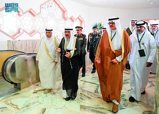 أمير الكويت يغادر الرياض بعد مشاركته في القمة الخليجية الأمريكية