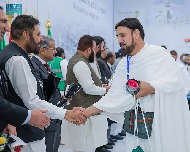 “طريق مكة”.. وصول أولى رحلات المستفيدين من باكستان إلى مطار جدة