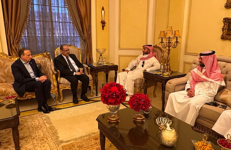 السفير الأردني لدى المملكة يزور بطل الراليات يزيد الراجحي للاطمئنان على صحته