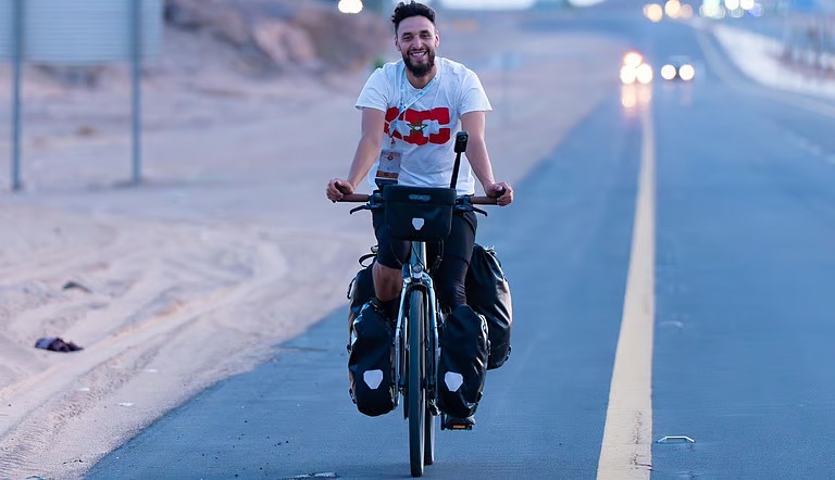 شاب بلجيكي يقطع آلاف الكيلومترات على دراجة لأداء الحج
