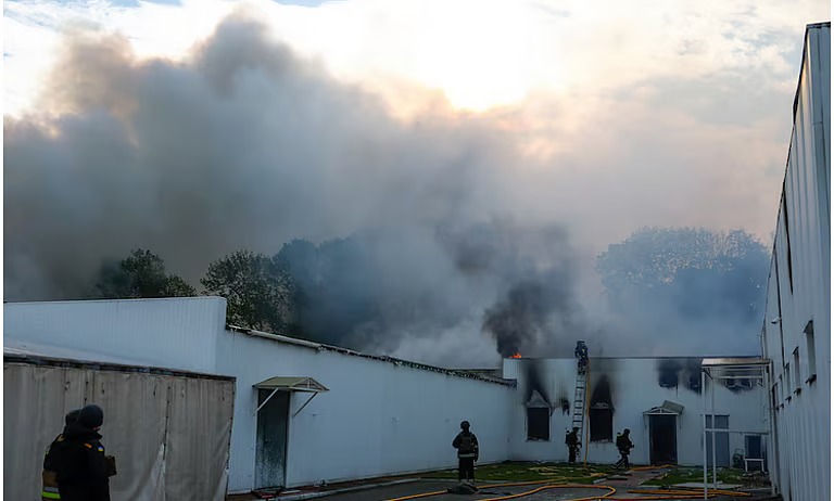 رغم مفاوضات السلام.. روسيا تشن أكبر هجوم بـ”المسيّرات” على أوكرانيا