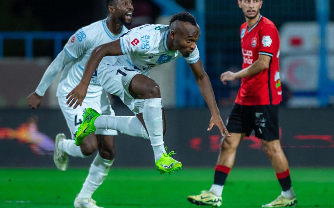 الأخدود يتغلب على الرائد ويتمسك بأمل البقاء