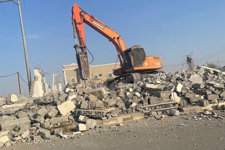 بلدية بيشة تبدأ في إزالة العقارات التي تم نزع ملكيتها لمشروع تطوير شارع الملك سعود