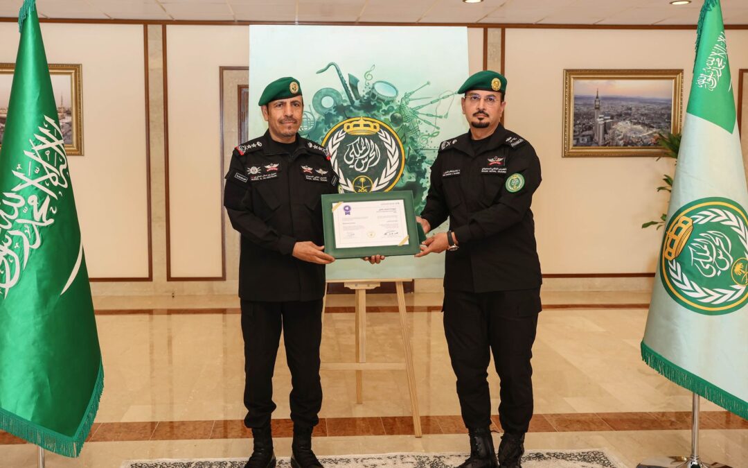 رئيس الحرس الملكي يتسلم شهادة الاعتماد الأكاديمي العسكري الكامل