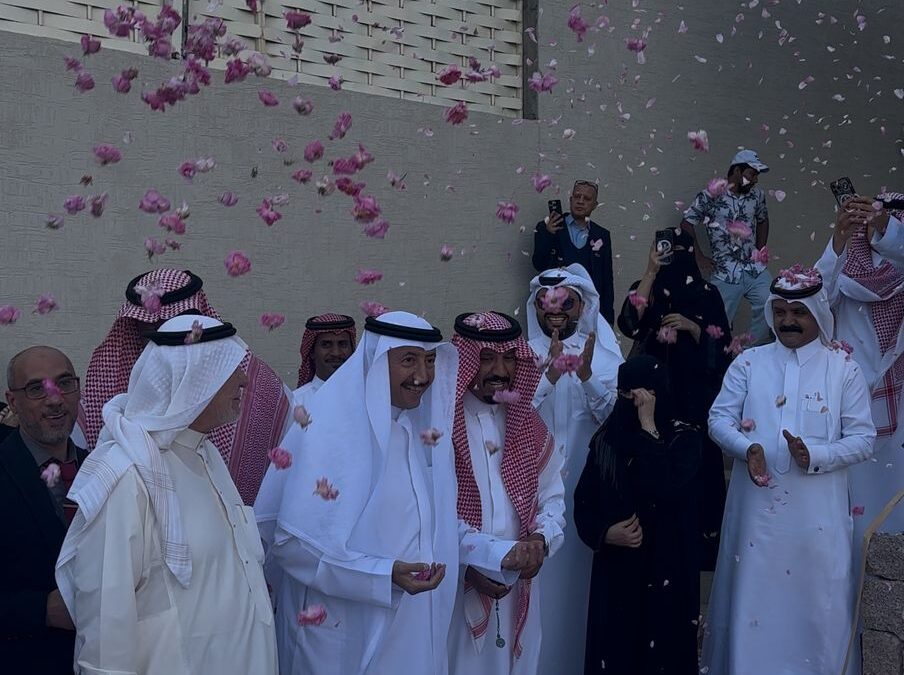 تدشين معرض “سيمفونية ورد” في الطائف
