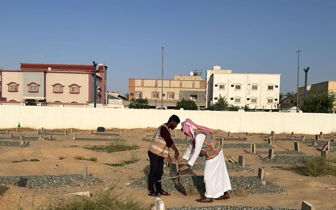 بمشاركة الفرق التطوعية بلدية بيشة تنفذ حملة لتنظيف وصيانة المقابر