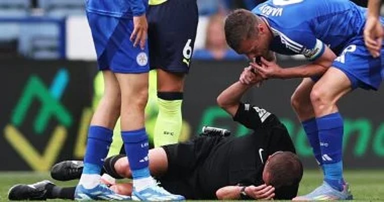 لاعب يتقمص دور الحكم ويوقف المباراة